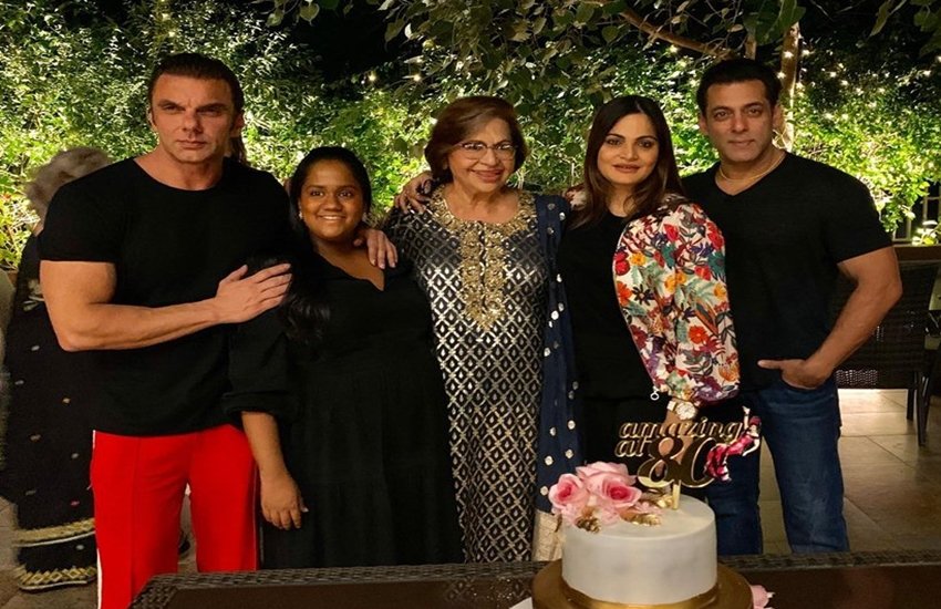 बॉलीवुड की कैबरे क्वीन के नाम से मशहूर अभिनेत्री हेलेन ने अपनी अदाओं और डांस से लाखों को दीवाना बनाया था। उस जमाने में हेलेन का क्रेज इतना ज्यादा था कि प्रोड्यूसर्स उनका एक गाना या छोटा-मोटा रोल अपनी फिल्मों में जबरन डालने लगे थे। बर्मा में जन्मीं हेलेन का पूरा नाम हेलेन एनी रिचर्डसन खान है। वह सलमान खान की दूसरी मां हैं। दरअसल सलमान के पिता सलीम खान ने हेलेन संग दूसरी शादी रचाई थी। हेलेन अपने कमाल के फैशन सेंस के लिए भी फेमस थीं। आइए डालते हैं नजर कैसे फिल्म दर फिल्म हेलेन ने अपने स्टाइल से सबको अपना मुरीद बना लिया। (All Photos: Indian Express)