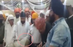 VIDEO: मध्य प्रदेश में IAS ऑफिसर ने छुए कांग्रेस के मंत्री के पांव, बीजेपी ने कहा – यह है नई ब्यूरोक्रेसी