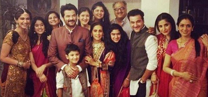सोशल मीडिया में वायरल हुई इस तस्वीर में अनिल अपने पूरे परिवार के साथ दिख रहे हैं। तस्वीर में अनिल के भाई बोनी और संजय कपूर भी मौजूद हैं।