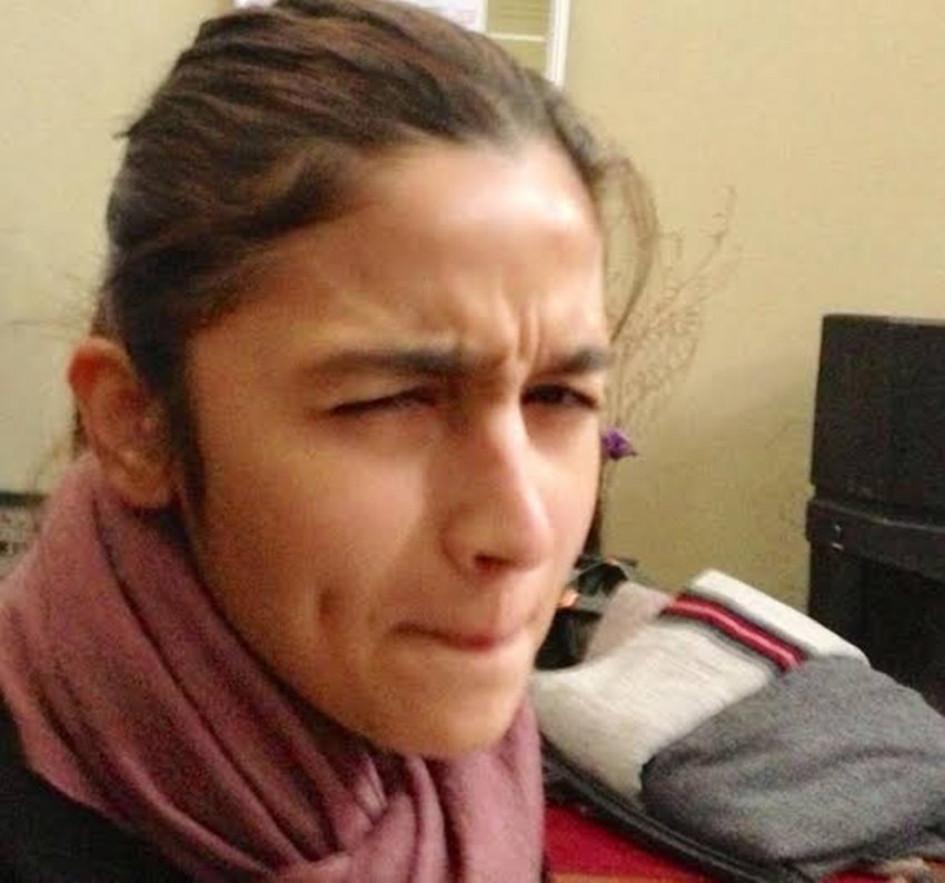 बिना मेकअप आलिया भट्ट की ये सेल्फी भी सोशल मीडिया में काफी वायरल हुई थी।