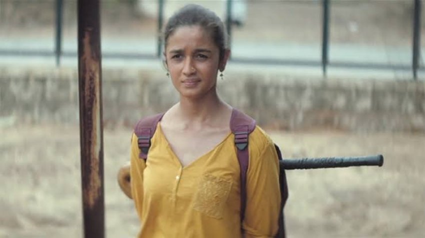 उड़ता पंजाब: अनुराग कश्यप की इस फिल्म में आलिया भट्ट बिहार की हॉकी प्लेयर बनी थीं। उन्हें भी डार्क कॉम्प्लेक्शन का दिखाया गया था।