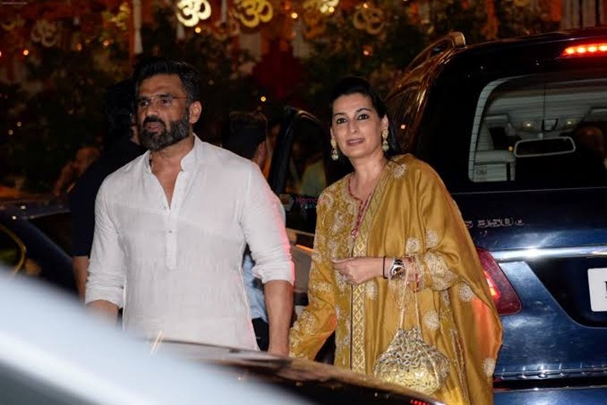 Mana Shetty: सुनील शेट्टी की पत्नी माना के मायके में कई लोग इंटीरियर डिजायनिंग के काम में हैं। माना को भी वहीं से इंटरेस्ट जगा और आज वह अपनी खुद की कंपनी चला मोटा पैसा कमाती हैं। (Photo: Suneil Shetty FC Instagram)