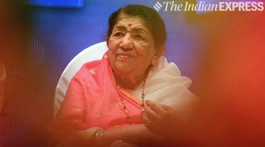 भारत रत्न से सम्मानित सुर-साम्राज्ञी लता मंगेशकर को सांस लेने में दिक्कत के कारण मुंबई के ब्रीच कैंडी हॉस्पिटल में भर्ती कराया गया है। यहां डॉक्टर्स की टीम लता मंगेशकर के स्वास्थ की बराबर निगरानी में लगी हुई है। दवाओं के साथ देशभर से लोगों की दुआएं भी लता मंगेशकर के शीघ्र स्वस्थ होने की कामना कर रही हैं। छोटी उम्र से संगीत को अपना जीवन बना लेने वालीं लता की शुरुआत भले ही औसत रही लेकिन उन्होंने जो मुकाम हासिल किया वह किसी फीमेल सिंगर के लिए हासिल करना नई बात थी। हालांकि सफलता के सारे रिकॉर्ड तोड़ रहीं लता के जीवन एक वक्त ऐसा भी आया उनकी जान पर बन आई थी। उन्हें जहर देकर मारने की कोशिश की गई थी।(All Pics: Lata Mangeshkar facebook)