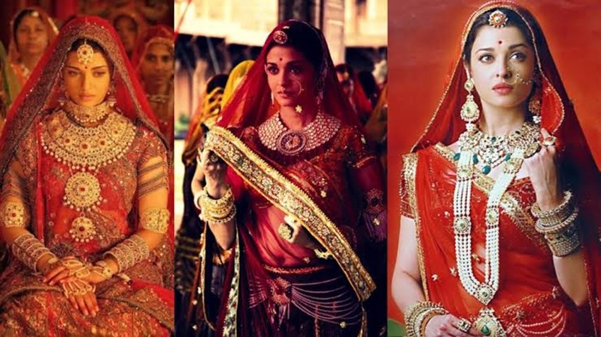 आशुतोष गोवारिकर ने जोधा और अकबर की प्रेम कहानी पर फिल्म बनाई थी। इस फिल्म का नाम था जोधा अकबर। फिल्म में अकबर के किरदार में थे रितिक रौशन तो वहीं ऐश्वर्या ने जोधाबाई का किरदार निभाया था। जोधा के रोल के लिए ऐश्वर्या को भी लोगों का खूब प्यार मिला।