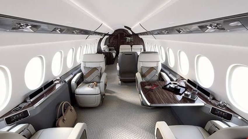 इस Bombardier Challenger 650 में विश्वस्तरीय आलीशान केबिन है। केबिन देखने में किसी पांच सितारा होटल के मीटिंग रूम से कम नहीं लगता।