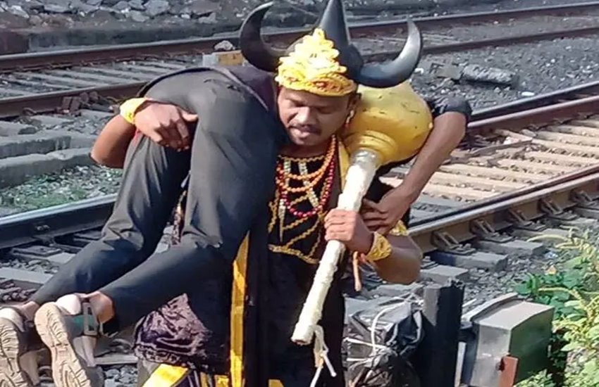 रेलवे ट्रैक पर यमराज 
सोर्स- सोशल मीडिया  रेलवे ट्रैक पर यमराज 
सोर्स- सोशल मीडिया
