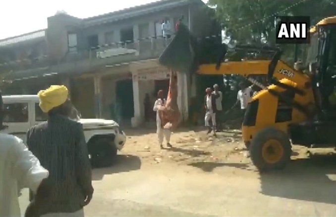 JCB पर लटकी महिला सरपंच 10 फीट तक हवा में उछली, अतिक्रमण हटाओ मुहिम में हुआ था हमला, देखें वीडियो