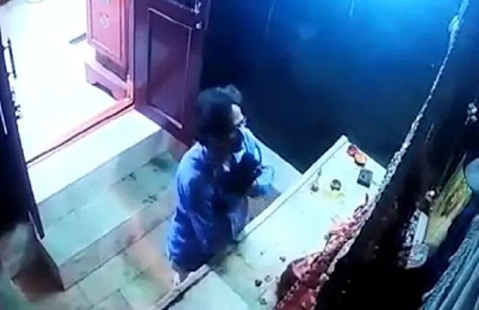 अनोखे चोर का Video Viral: हाथ-जोड़ प्रार्थना की, कान पकड़ माफी मांगी और ले उड़ा मां दुर्गा का मुकुट; CCTV फुटेज देख हर कोई चौंका