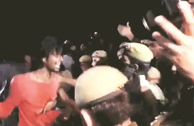 JNU Protest: ‘मैं अंधा हूं मुझे मत मारो’ लेकिन लाठियों से पीटते रहे पुलिसवाले, कहा- प्रदर्शन में आए क्यों?