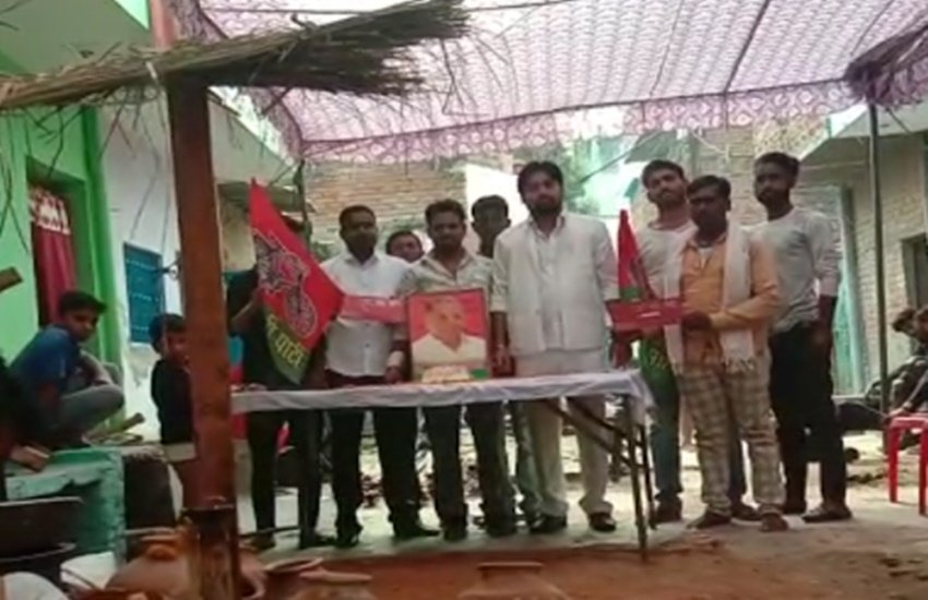 शादी के मंडप में मुलायम सिंह यादव का जन्मदिन मनाता सपा कार्यकर्ता शिवकुमार (फोटो सोर्स - स्थानीय)