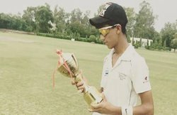 रोहित-धवन को आउट कर छाया 19 साल का यह गेंदबाज, कोच रवि शास्‍त्री ने भी की तारीफ