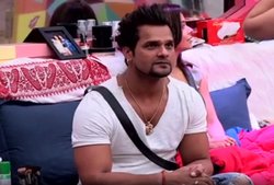 Bigg Boss 13: बिग बॉस ने Khesari Lal को घर से किया बेघर, गले लग रो पड़े विशाल