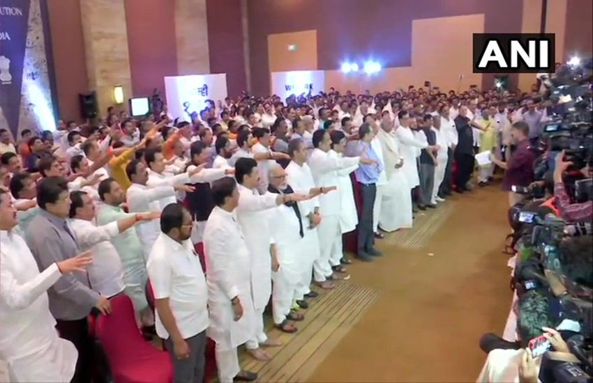 मुंबई के हयात होटल में बीजेपी के साथ नहीं जाने की कसम खाते शिवसेना, एनसीपी और कांग्रेस के विधायक (फोटो सोर्स- ANI)