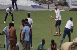 PINK BALL टेस्ट के नतीजे से पहले विराट कोहली को मिलाा खास तोहफा, 254 गुलाबों का गुलदस्ता देकर बच्चों ने की यह मांग