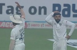 मेहदी हसन ने लगाया अजीबो गरीब सिक्स, शॉट देख कप्तान कोहली ने पकड़ लिया सिर, देखें मजेदार वीडियो