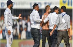 लाइव मैच के दौरान सुरक्षा घेरा तोड़कर विराट कोहली से मिलना पहुंचा फैन, हुआ गिरफ्तार