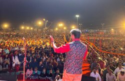 Kumar Vishwas: लाखों के टिकट बेच फरार हो गया फर्जी आयोजक, कुमार बोले- कई बौने लोग ऐसा करके बड़े बन गए