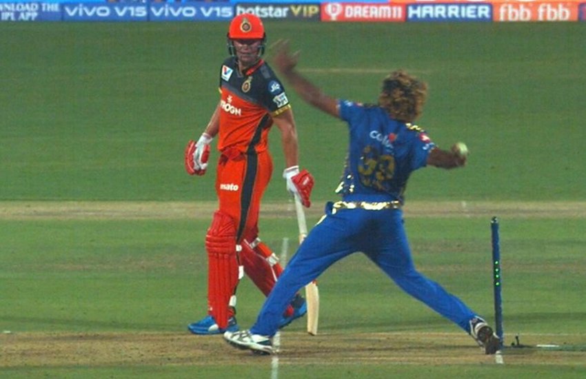 मुंबई इंडियंस के तेज गेंदबाज लसिथ मलिंगा ने IPL 2019 में रॉयल चैलेंजर्स बेंगलुरु के खिलाफ मैच के दौरान नो बॉल फेंकी थी, लेकिन अंपायर सुंदरम रवि उसे देख नहीं पाए थे और उन्होंने वैध बॉल करार दिया था। (फाइल फोटो)