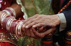 बाराती बनकर आई पुलिस, साथ में भोज खाया; फिर मंडप से उठा ले गई दुल्हन, जानकर रह जाएंगे हैरान