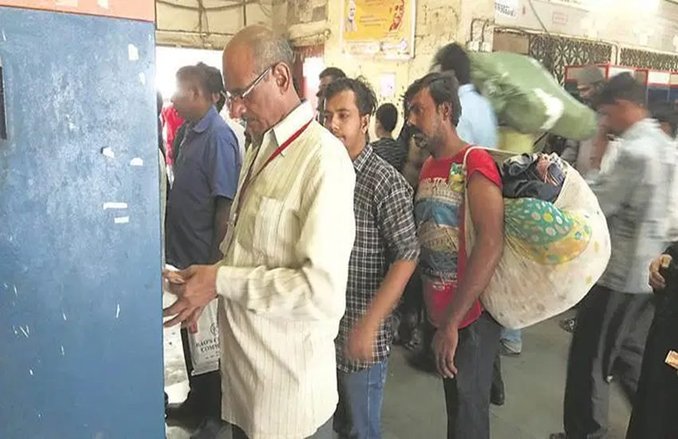 टिकट मशीन पर 30 सेकेंड तक चलता रहा था अश्लील वीडियो, खुलासे पर FIR