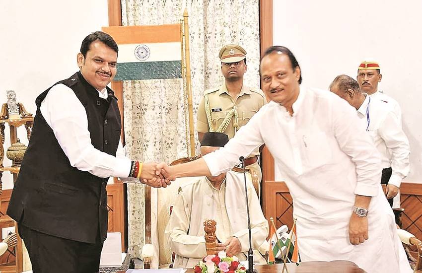 विशेष पीठ के समक्ष सोमवार को सुनवाई शुरू होने पर मेहता ने न्यायालय के निर्देशानुसार राज्यपाल और फडणवीस के पत्र पेश किए। 