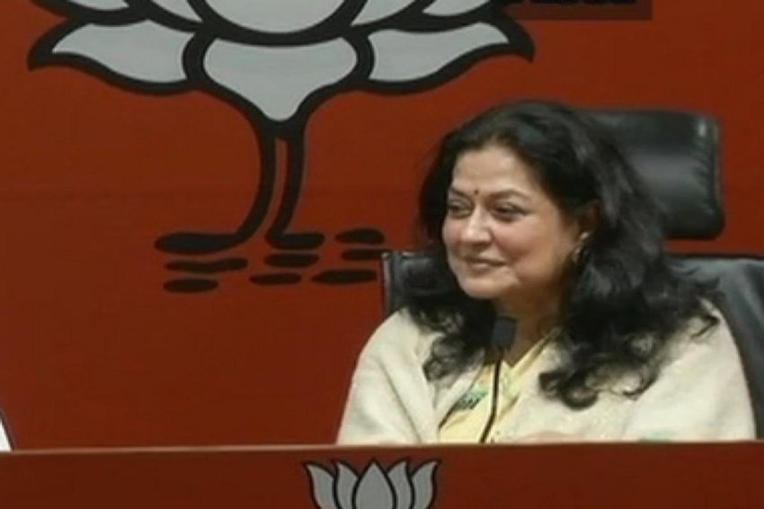 साल 2019 में मौसमी भारतीय जनता पार्टी का दामन थाम राजनीति के मैदान में उतर गई है।