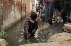 VIDEO: नगर निगम ने सफाई नहीं की तो खुद नाले में उतरे कमलनाथ के मंत्री, कमर तक कीचड़ में घुस यूं चलाया फावड़ा