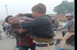 MP के सिपाही को यूपी में गिरा-गिराकर पीटा, गाड़ी में टक्कर लगने पर भड़का था कार ड्राइवर; VIDEO वायरल