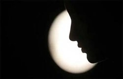 लेडी कॉन्स्टेबल को दवा खिलाकर पुलिसकर्मी ने किया रेप, वीडियो बनाकर बोला- बात नहीं मानेगी तो तेजाब फेंककर से शक्ल बिगाड़ दूंगा