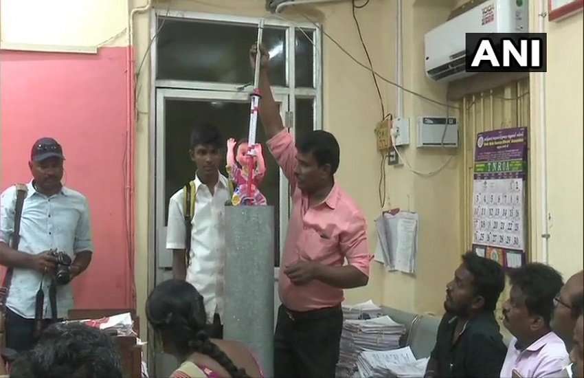 बोरवेल से बच्चों को निकालने की मशीन, फोटो सोर्स- इंडियन एक्सप्रेस