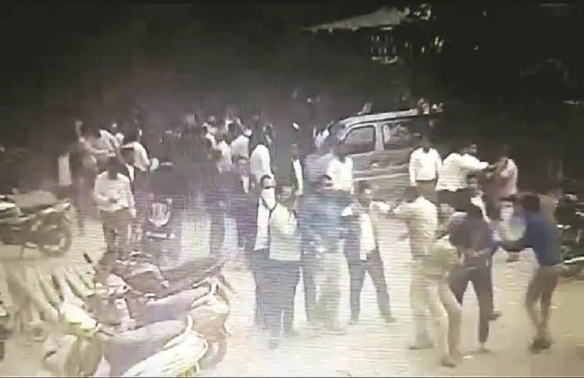 वकील पुलिस की पिटाई करते हुए, फोटो सोर्स- इंडियन एक्सप्रेस
