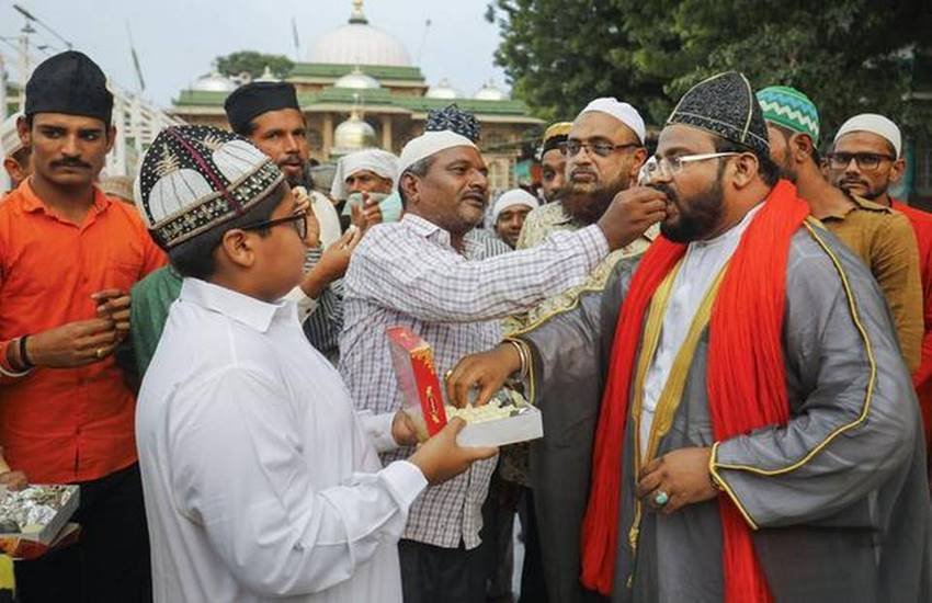 सुन्नी वक्फ बोर्ड को बाबरी मस्जिद के एवज में कोई वैकल्पिक जमीन नहीं लेनी चाहिए। वह उनके जज्बात की कद्र करते हैं मगर उनकी समझ से इससे नकारात्मकता ही बढ़ेगी।