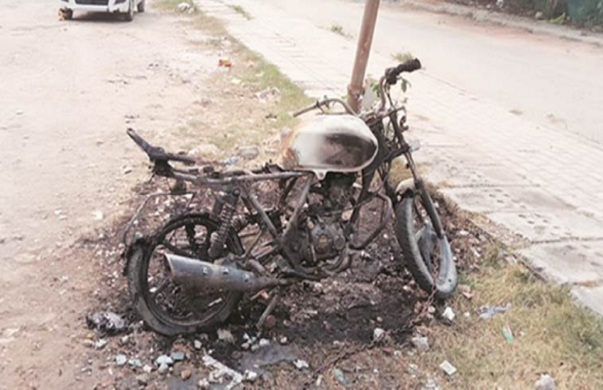 पुलिस ने दावा किया है कि मुकेश कुमार नाम का ये शख्स नशे में था और उसे गिरफ्तार कर लिया गया है।