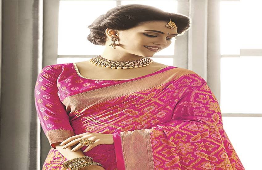 पटोला साड़ी का इतिहास कोई एक हजार साल पुराना है। 