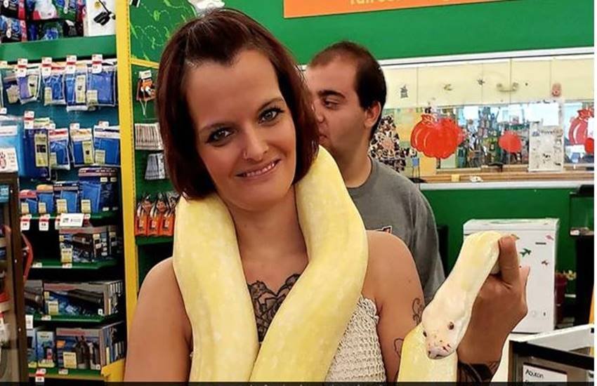 Indiana woman, state police, python, Benton County, Oxford, Laura Hurst, Benton County Sheriff, Donald Munson, international news, Hindi news, news in Hindi, latest news, today news in Hindi