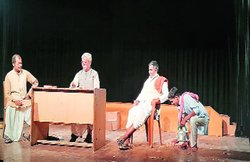 रंगमंच: चुटीले संवादों के साथ व्यवस्था का स्याह पक्ष