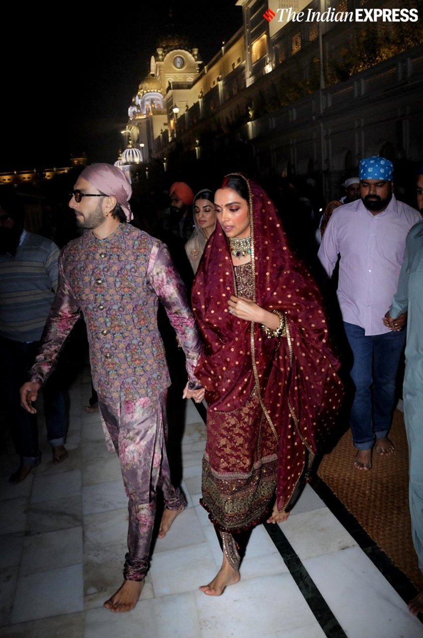 'दीपवीर' के नाम से मशहूर ये बॉलीवुड कपल कोशिश करता है कि जब भी साथ दिखे तो कपड़ों के रंग एक दूसरे से मेल खाते हों। ये बात दोनों कई बार पहले भी साबित कर चुके हैं। (Express Photo: APH Images)