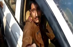 VIDEO: उत्तर प्रदेश में नशे में धुत पुलिसवाले ने कार से शख्स को कुचला, पकड़ा गया