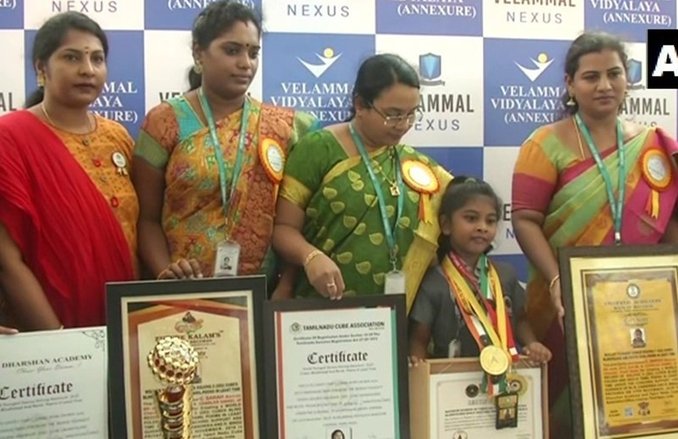 6 साल की बच्ची ने आंख बंद कर सॉल्व किया Cube Puzzle, लोग बोले- Worlds Youngest Genius