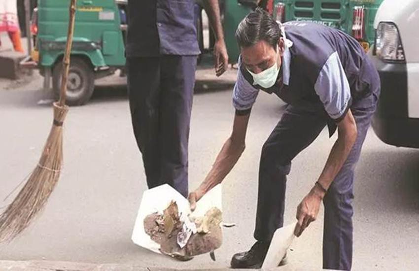 फिलहाल नगर निगम के पास अपने पे-रोल में 2,000 स्थायी और 500 अनुबंधित सफाई कर्मचारी हैं।