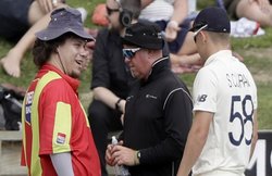 NZ vs ENG: मिचेल सैंटनर ने मारा ऐसा छक्का कि सिक्योरिटी गार्ड के सिर पर जा लगी गेंद, देखें वीडियो