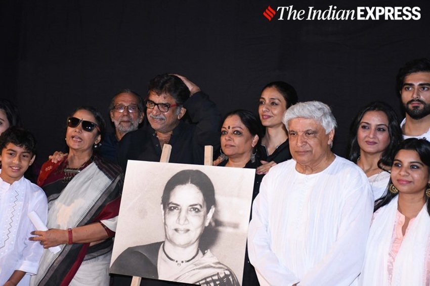 तस्वीर में शबाना आजमी, बाबा आजमी, तन्वी आजमी और जावेद अख्तर नजर आ रहे हैं।