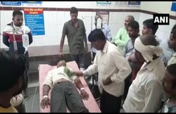 MP: सांप के काटने पर झाड़-फूंक से हो रहा सरकारी अस्पताल में इलाज, वीडियो सामने आया तो डॉक्टरों ने यूं दी सफाई