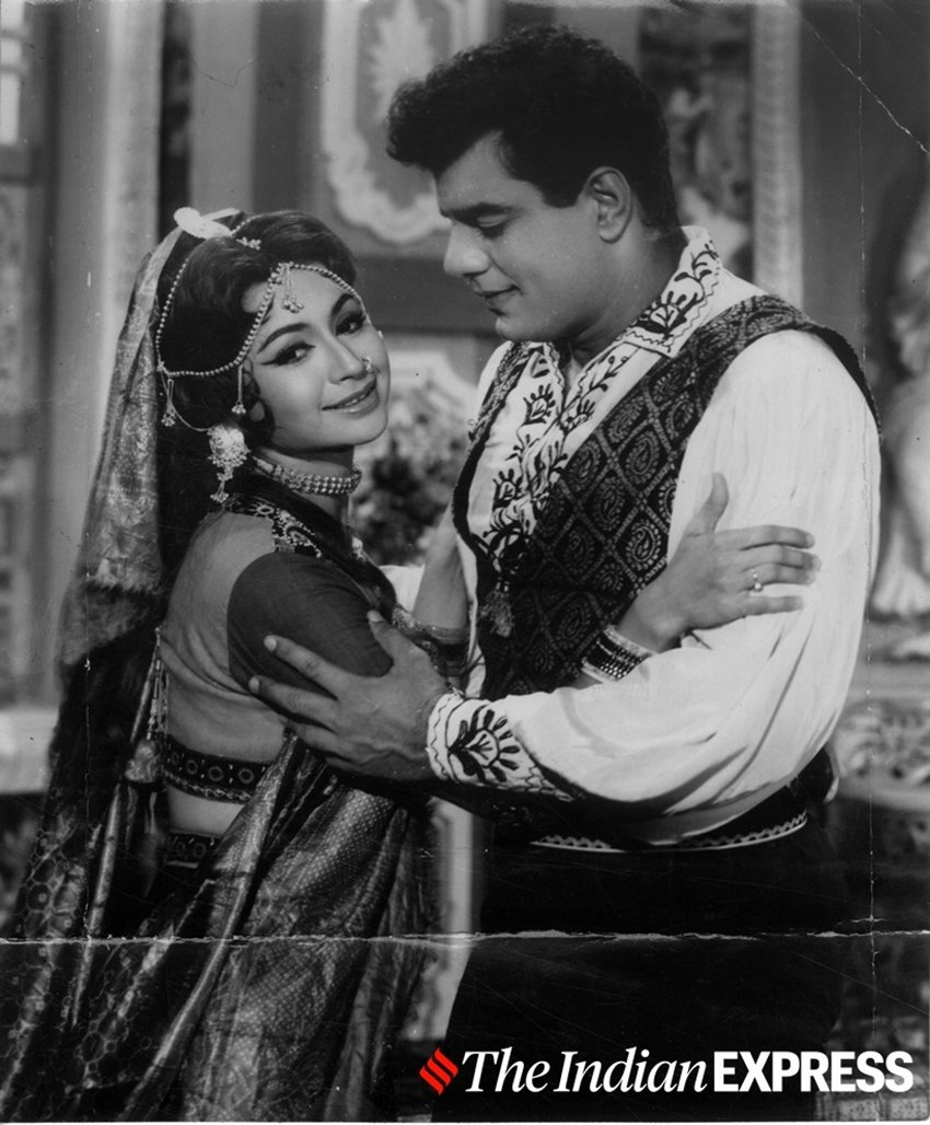 फिल्म शेर-ए-हिंद में हेलेन ने फैशनेबल लहंगा पहना था। इस ड्रेस के साथ उन्होंने बेहद कमाल का हेयरडू करवाया था।