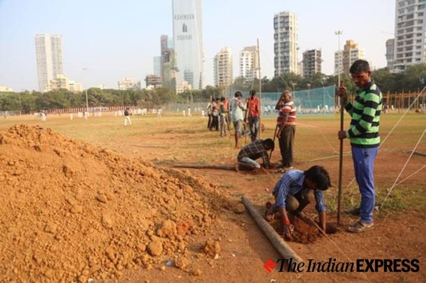 शिवसेना का शिवाजी पार्क मैदान का काफी लगाव है। पार्टी के गठन के बाद यहीं से बाल ठाकरे ने अपनी पहली रैली को संबोधित किया था।