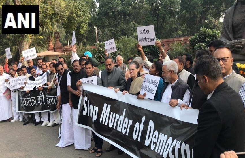 संसद भवन में मार्च निकालतीं सोनिया गांधी और कांग्रेसी नेता (फोटो सोर्स - ANI)