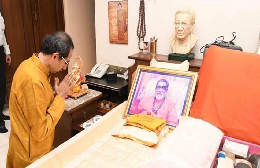 बाला साहेब ठाकरे के फोटो के सामने उद्धव ठाकरे
(Express photo)