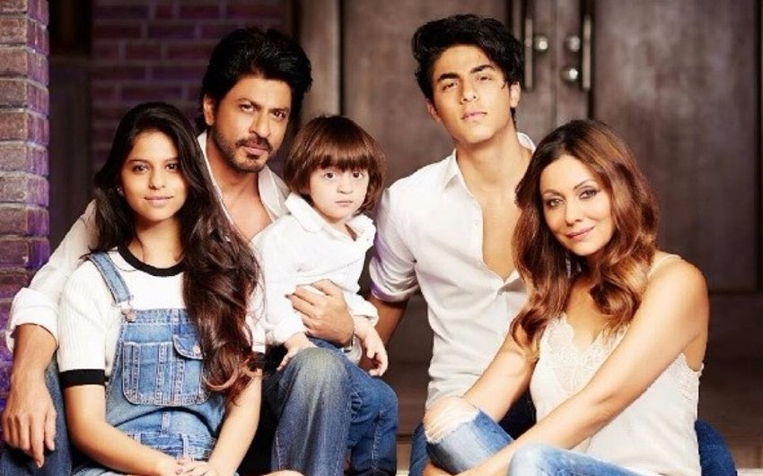 बॉलीवुड के किंग खान शाहरुख अकसर परिवार के साथ अपनी तस्वीरें शेयर करते रहते हैं। इस फोटो में बी शाहरुख का पूरा परिवार नजर आ रहा है।