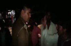 VIDEO: ‘मेरे बाप के सामने अच्छे-अच्छों का पसीना छूटता है’, यूपी में सरेराह दारोगा को धमकाते युवक का वीडियो वायरल