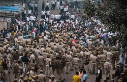 Police vs Lawyers: टूटे दांत- जबड़े और कंधे, पिटाई से प्राइवेट पार्ट में सूजन; कॉन्स्टेबल ने यूं बयां किया Tis Hazari हिंसा का दर्द